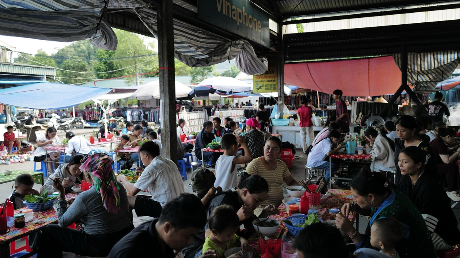 Chợ phiên vùng cao rực rỡ với thổ cẩm, đồ thủ công và nông sản là nơi thú vị để tìm quà sau chuyến đi Sa Pa. (Nguồn: Sưu tầm)