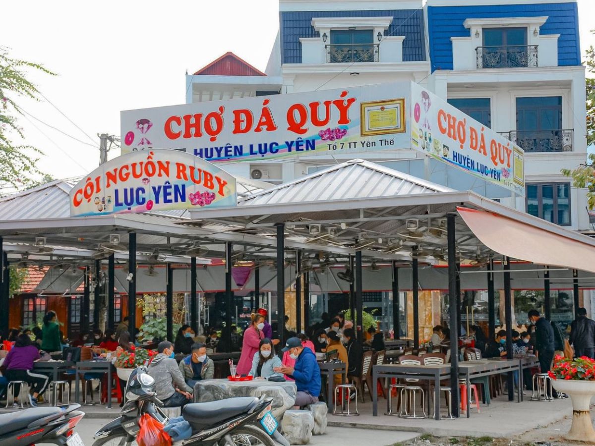 Chợ đá quý Lục Yên là khu chợ chuyên bán đá quý nổi tiếng nhất miền Bắc. (Nguồn: Sưu tầm)