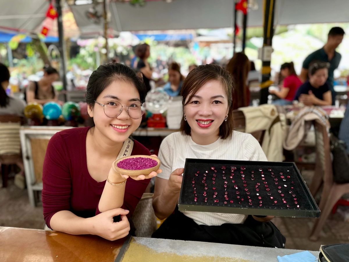 Chợ đá quý Lục Yên là “thủ phủ đá quý” của miền Bắc. (Nguồn: Sưu tầm)