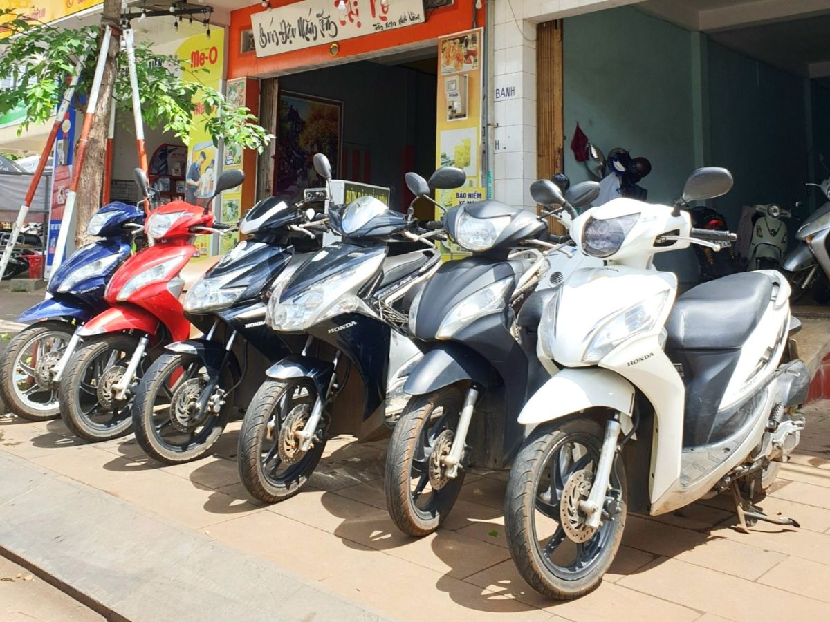 Kiểm tra kỹ lưỡng khi thuê xe máy ở Nghĩa Lộ. (Nguồn: Sưu tầm)