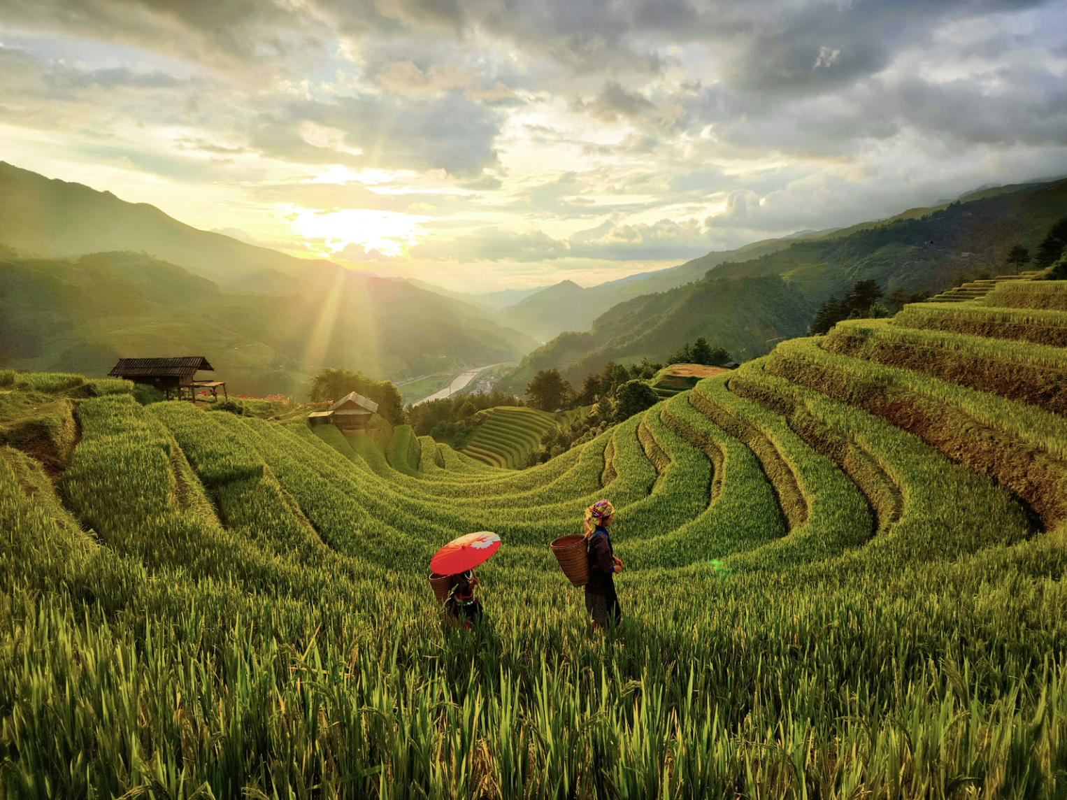 Phía sau các dãy núi, ánh nắng đầu ngày chiếu xuống từng tầng ruộng bậc thang. (Nguồn: Sưu tầm)