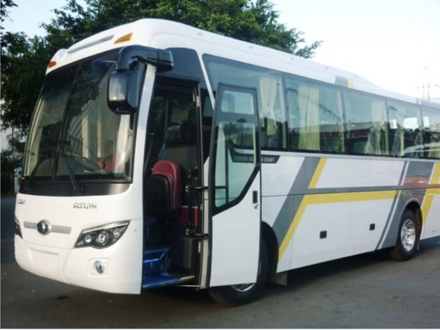 Xe khách di chuyển từ Hà Nội đến Mù Cang Chải, giúp du khách có được trải nghiệm trọn vẹn. (Nguồn: Sưu tầm)