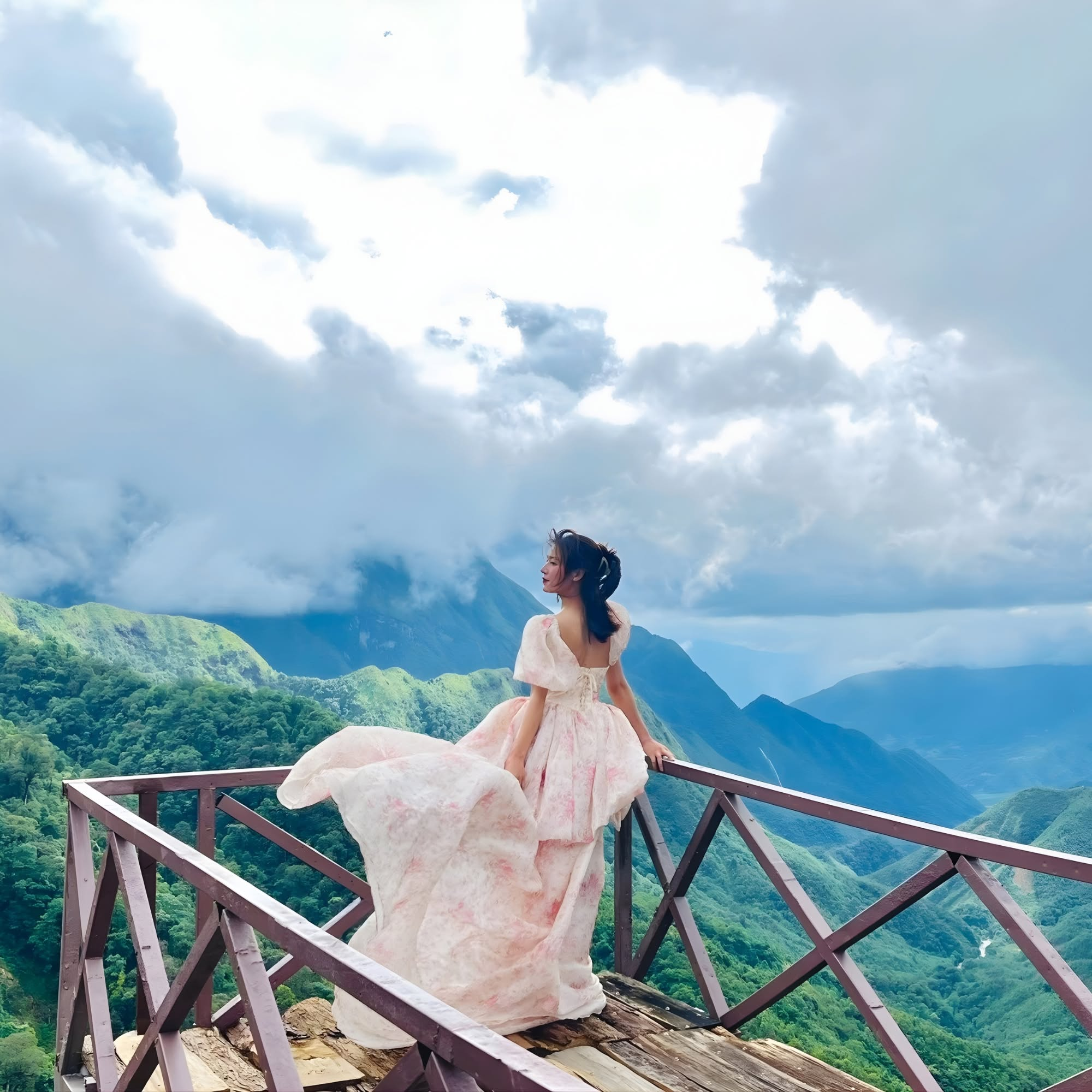 Biển mây bồng bềnh ôm lấy những dãy núi trùng điệp tại đèo Ô Quy Hồ vào buổi sáng.