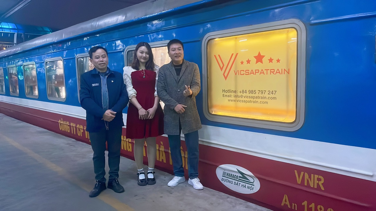 Tàu hỏa đưa du khách đến ga Lào Cai trước khi tiếp tục hành trình khoảng 30 km để lên trung tâm Sa Pa.