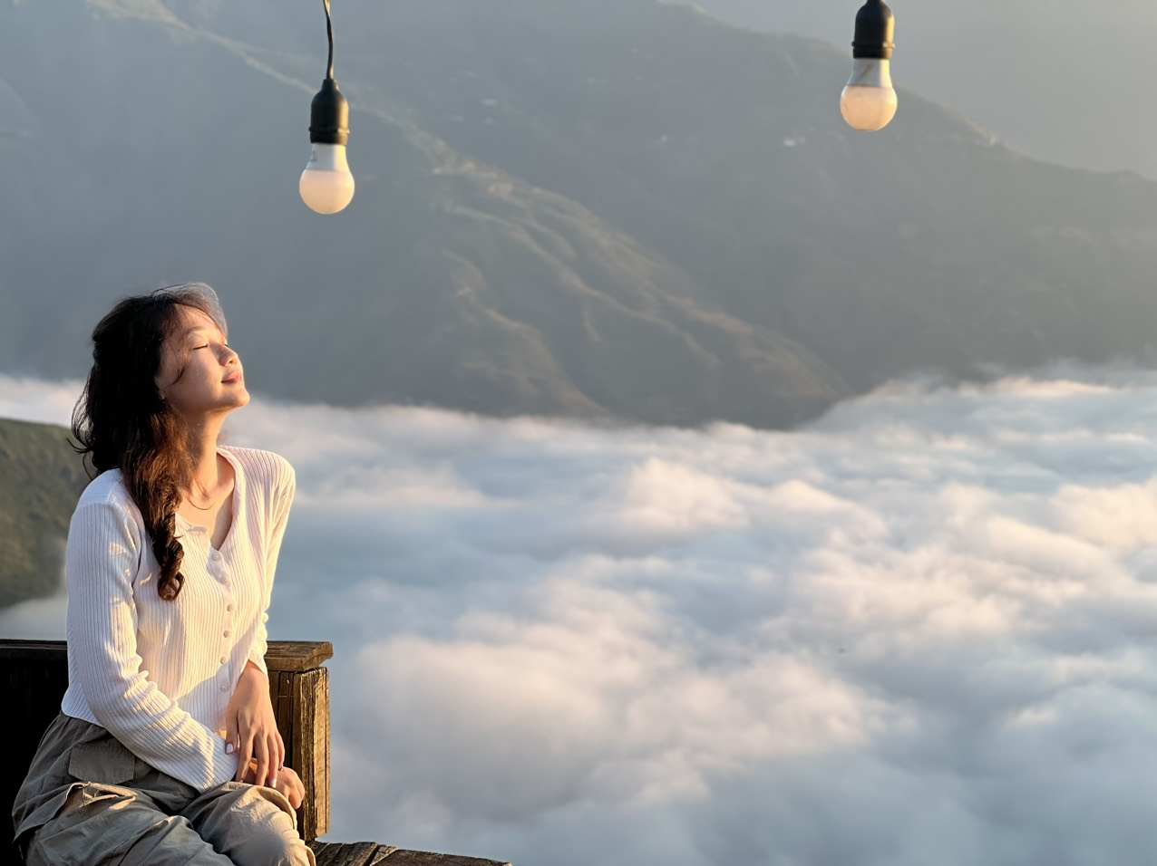 Biển mây phủ kín thung lũng dưới những dãy núi Tà Xùa trong buổi sáng mùa thu.