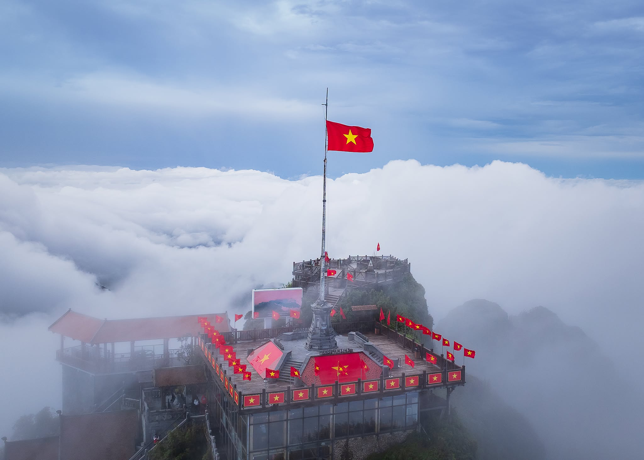 Biển mây trắng phủ kín thung lũng giữa những dãy núi trùng điệp của Tây Bắc.