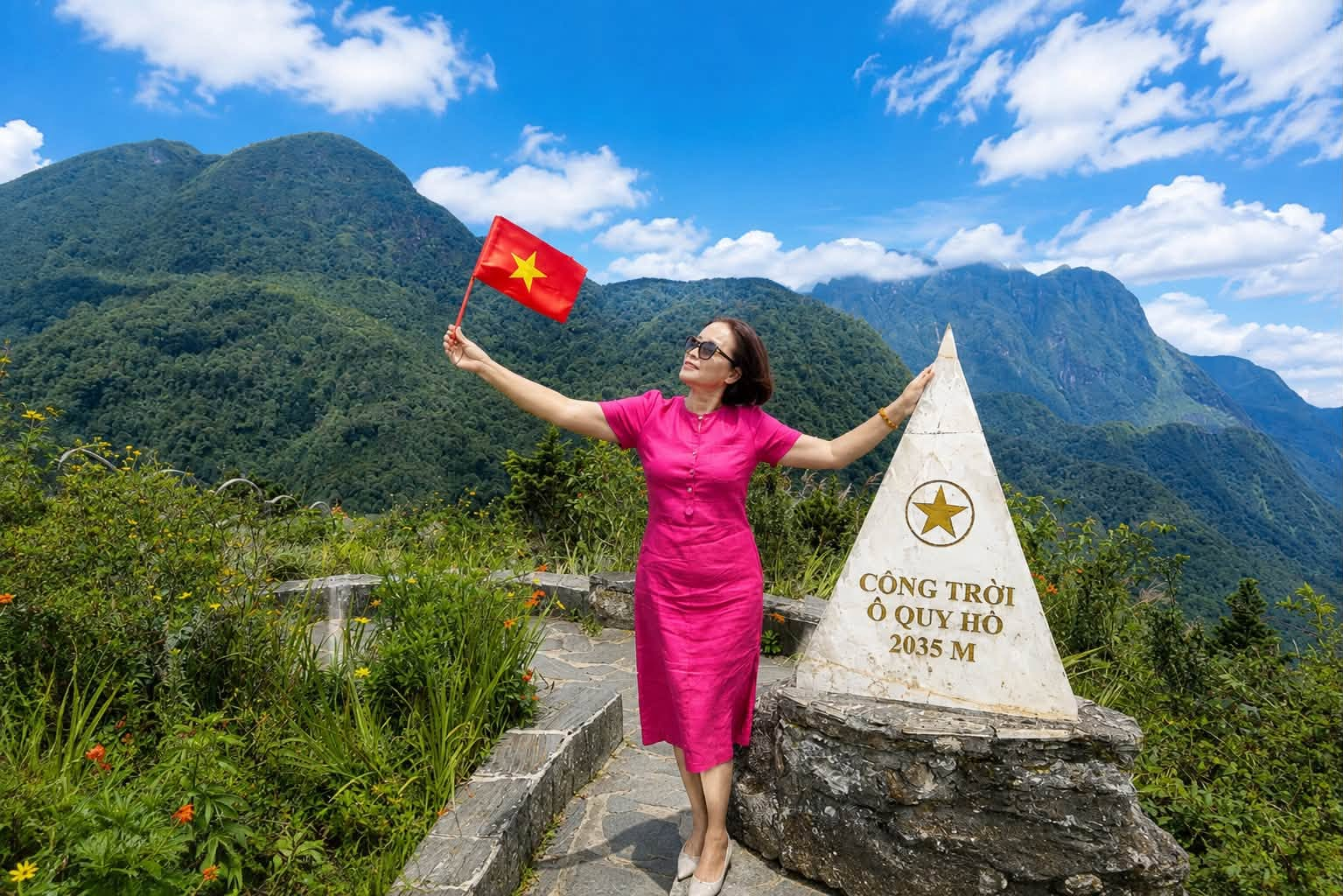 Mây trắng bao quanh những dãy núi, mở ra khung cảnh khoáng đạt trên cung đèo Ô Quy Hồ.