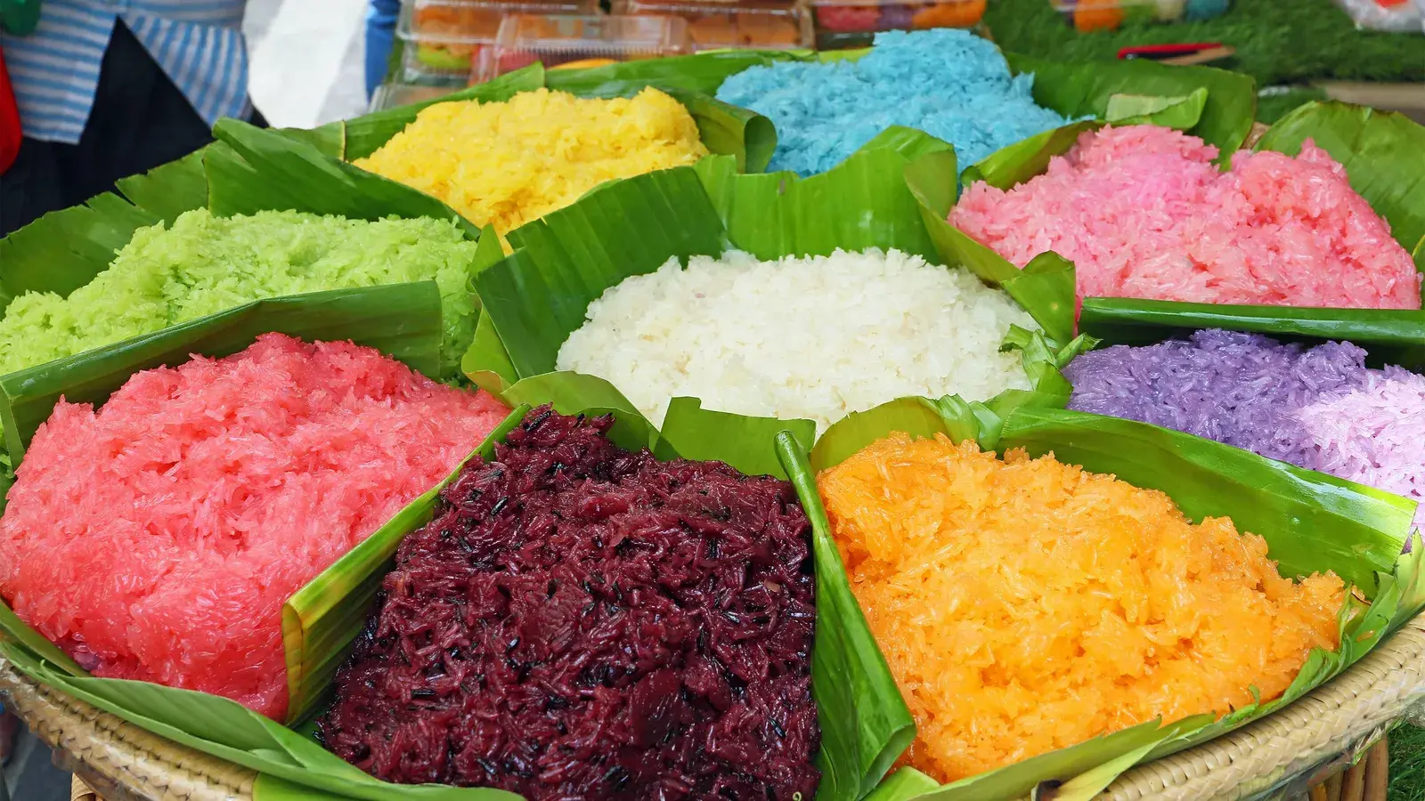Xôi ngũ sắc dẻo thơm mang hương vị cơm mới từ những hạt nếp được thu hoạch giữa mùa lúa chín vàng trên ruộng bậc thang.
