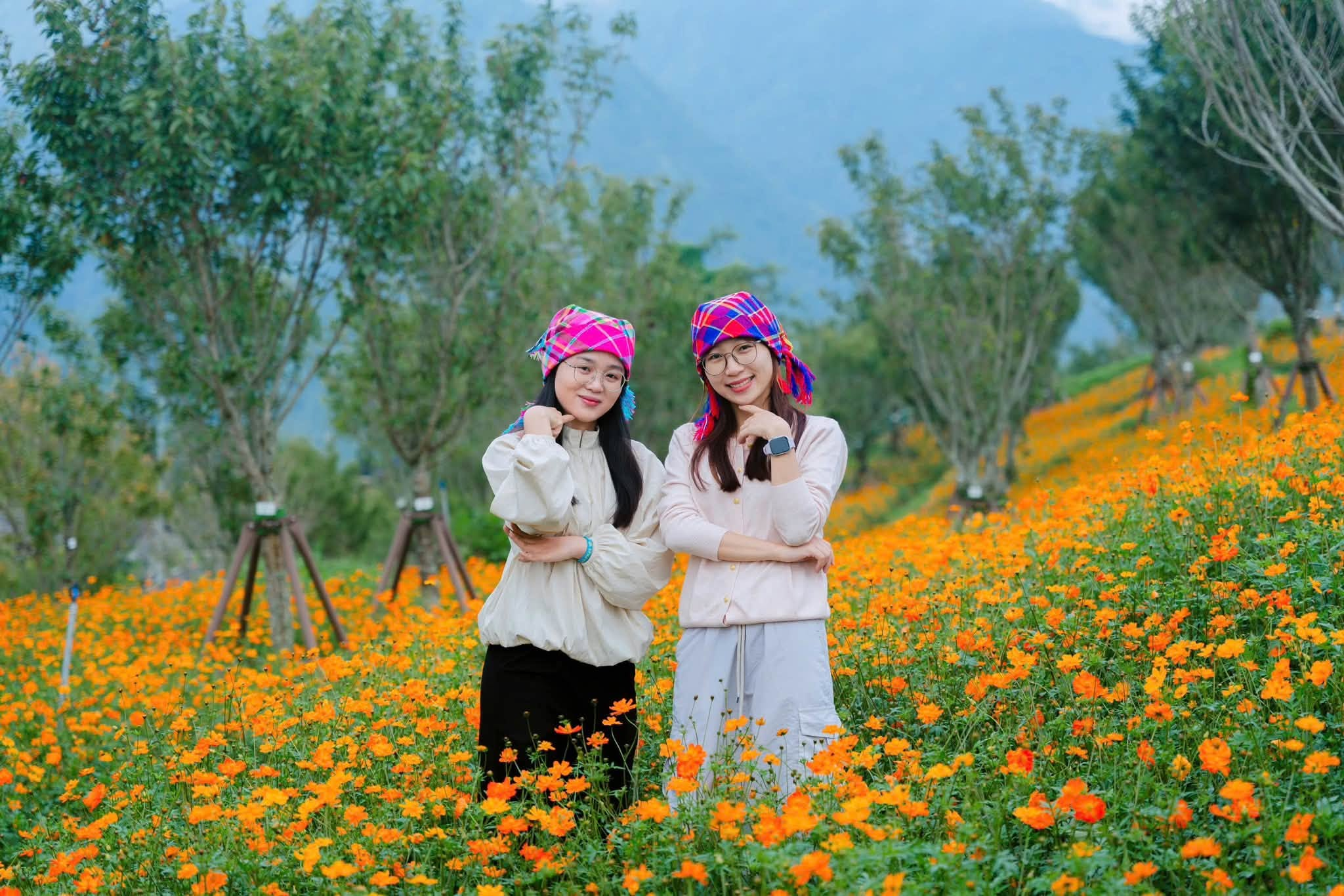 Áo khoác giữ ấm, giày dễ di chuyển và trang phục phù hợp giúp du khách thoải mái khám phá Sa Pa trong tiết trời mùa thu.