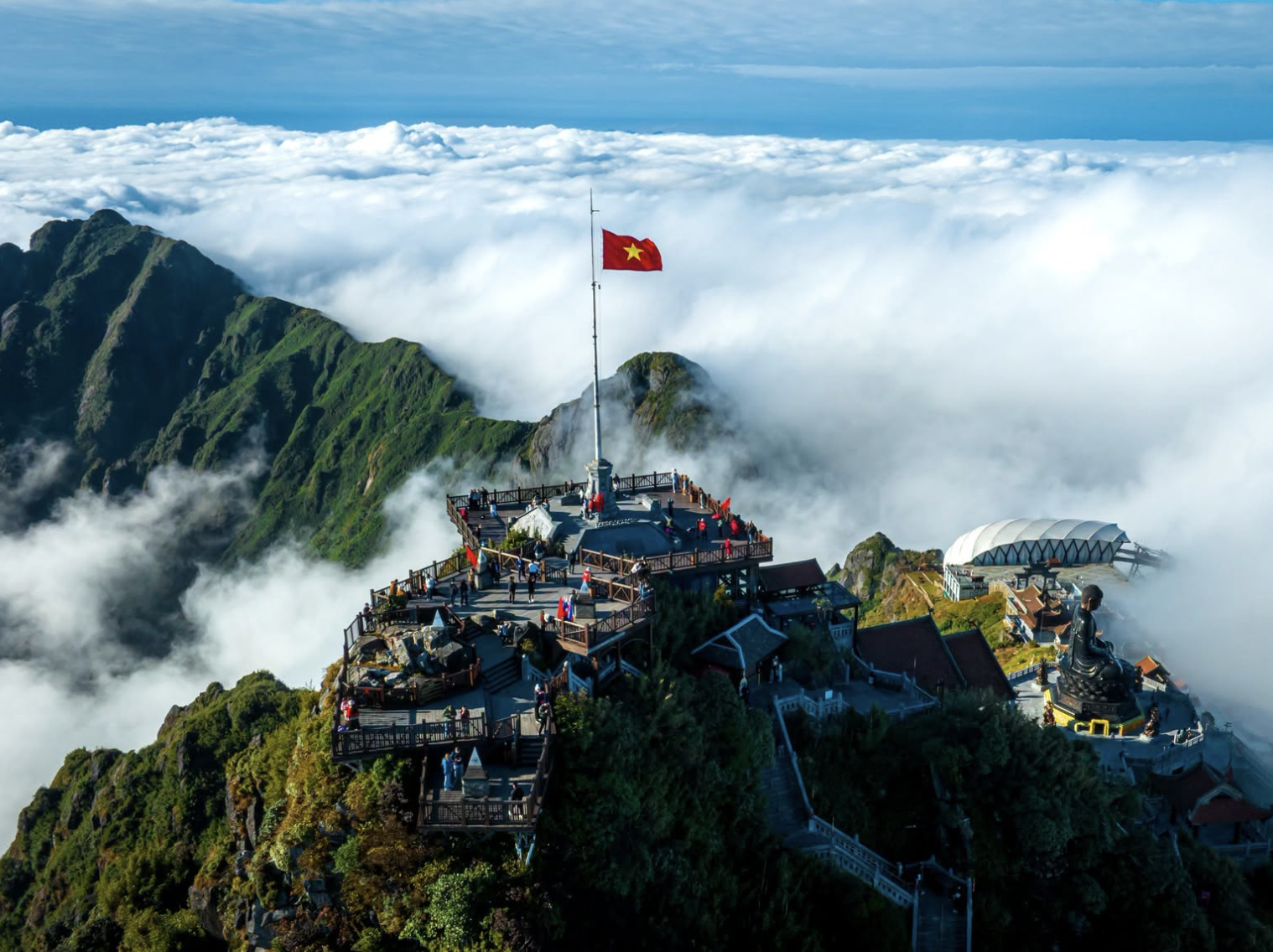 Đến cuối năm, Sa Pa thường có sương mù và thời tiết se lạnh.