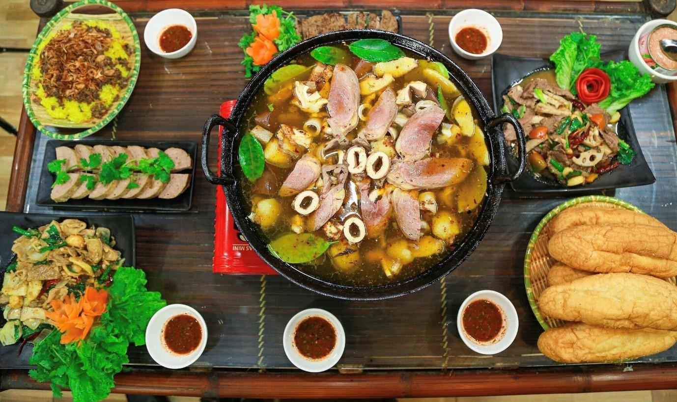 Những món ăn nóng và đặc sản vùng cao là lựa chọn phù hợp trong tiết trời se lạnh của Sa Pa tháng 10.