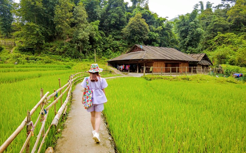 Tản bộ qua những bản làng giúp du khách cảm nhận rõ hơn cảnh quan, kiến trúc và nhịp sống vùng cao Sa Pa.