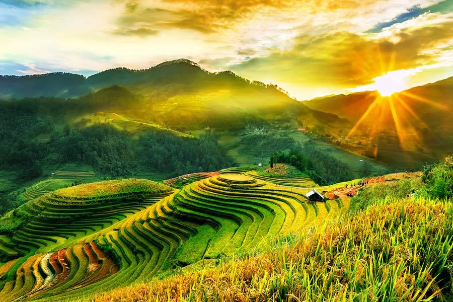 Sa Pa vào mùa thu nổi bật với tiết trời se lạnh, núi rừng xanh và những lớp mây tạo nên khung cảnh đặc trưng của vùng cao Tây Bắc.