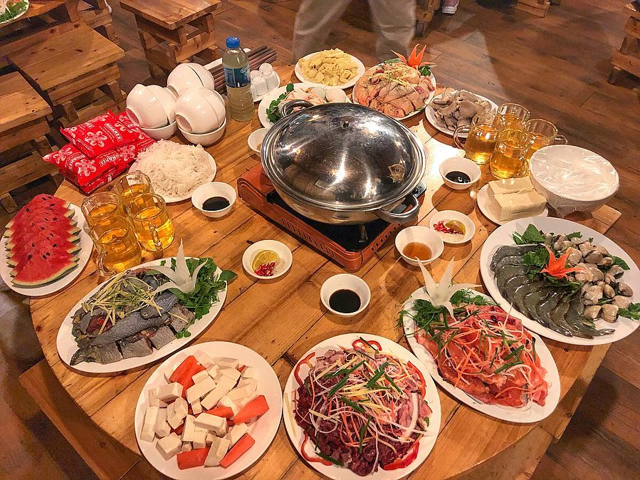 Những món ăn nóng như lẩu cá hồi, món nướng và đặc sản vùng cao phù hợp với không khí se lạnh của Sa Pa vào mùa thu.