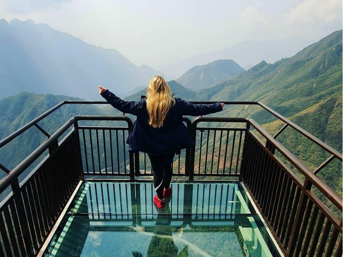 Cầu kính Rồng Mây nổi bật với thiết kế mang đến tầm nhìn rộng xuống khung cảnh núi rừng Hoàng Liên Sơn.