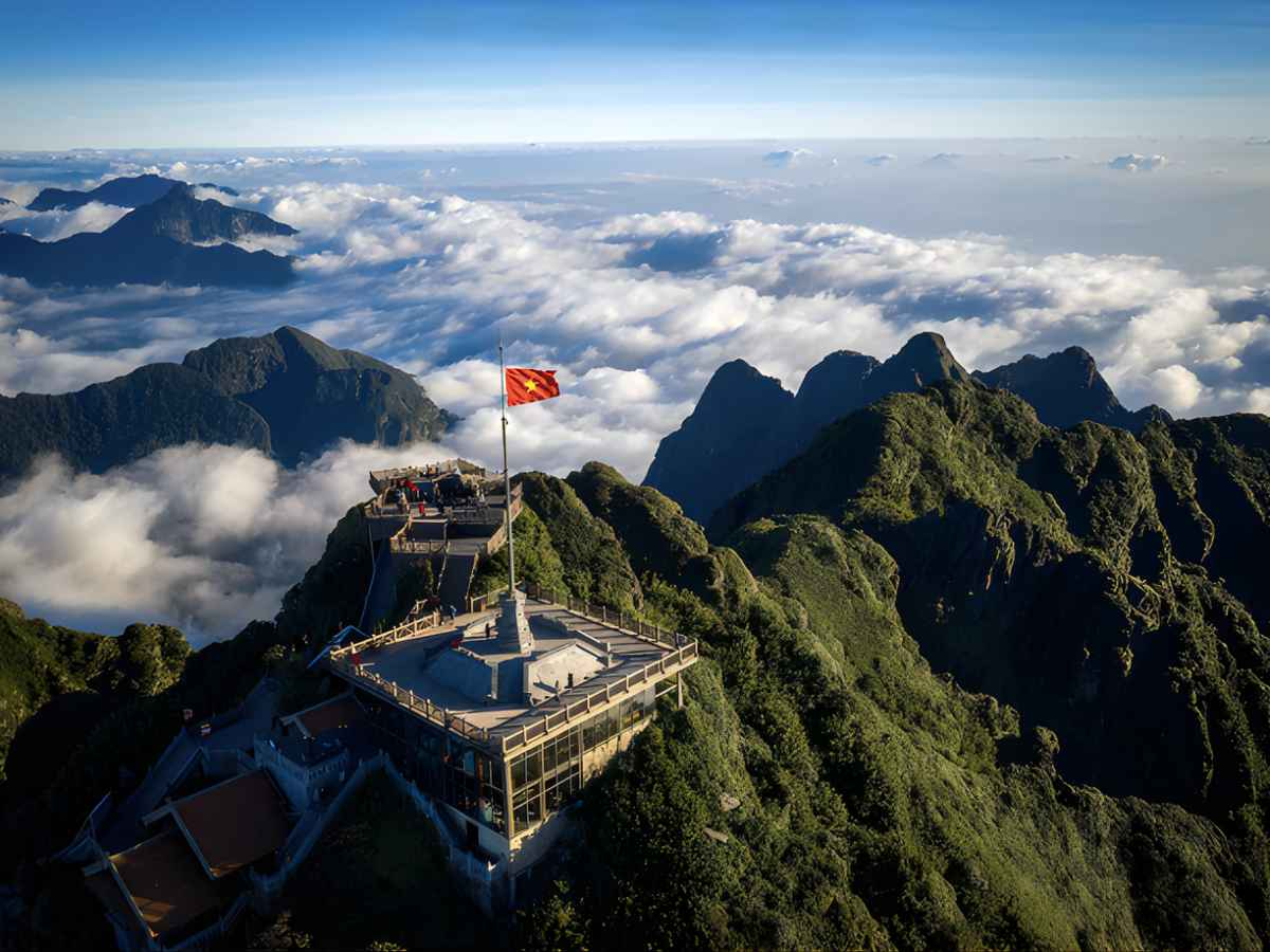 Chinh phục Fansipan hệ thống cáp treo hiện đại và khám phá quần thể kiến trúc tâm linh Sun World. (Nguồn sưu tầm)