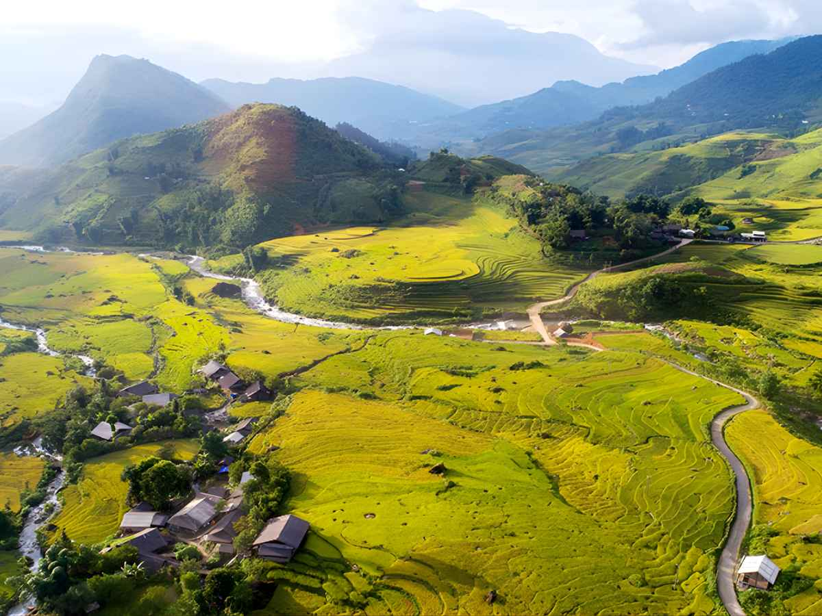 Ghé thăm bản Tả Giàng Phình vào mùa nước đổ (tháng 3 - 5) hoặc mùa lúa chín (tháng 9 - 10). (Nguồn sưu tầm)