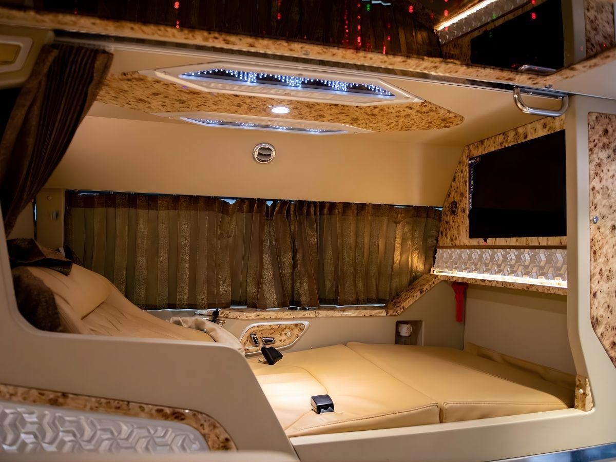 Sự đa dạng từ xe limousine đến tàu hỏa truyền thống trên tuyến cao tốc Nội Bài - Lào Cai. (Nguồn sưu tầm)