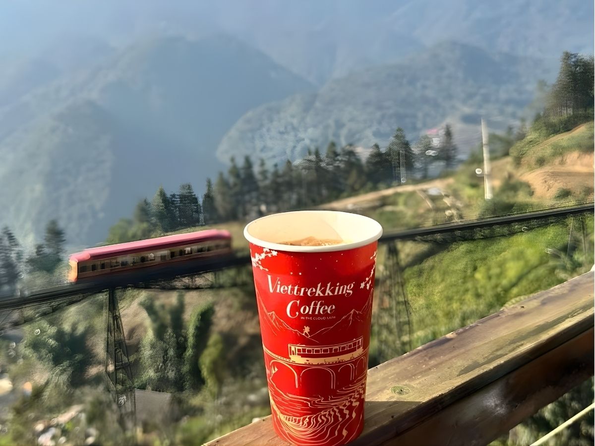 Hoạt động phổ biến tại Viettrekking Coffee Sa Pa là săn mây vào buổi sáng. (Nguồn sưu tầm)