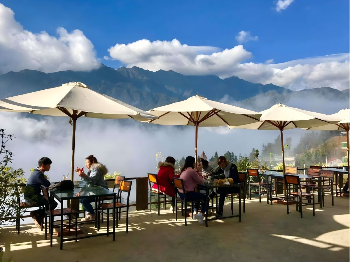Fansipan Terrace Cafe được thiết kế ấn tượng với sân vườn nhiều tầng hướng ra thung lũng. (Nguồn sưu tầm)
