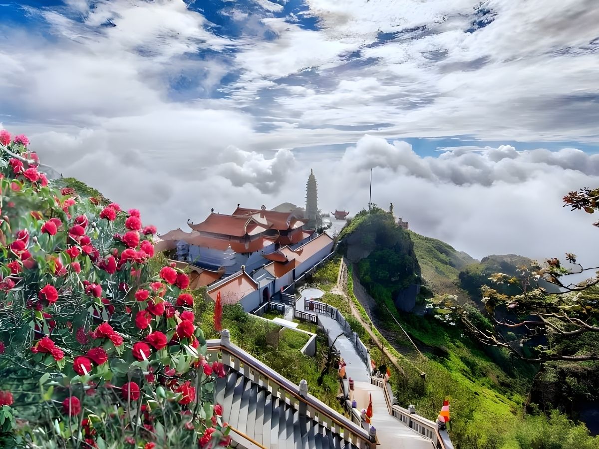 Buổi sáng sớm thường là thời điểm Sa Pa xuất hiện lớp sương mù đặc trưng. (Nguồn sưu tầm)