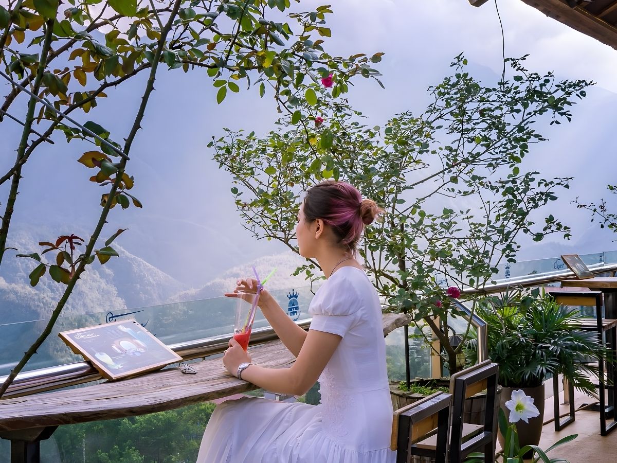 Thời điểm buổi sáng sớm là lúc du khách tìm đến Sa Pa Sky View Cafe để săn mây. (Nguồn sưu tầm)