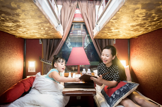旅客體驗搭乘火車前往沙壩旅遊