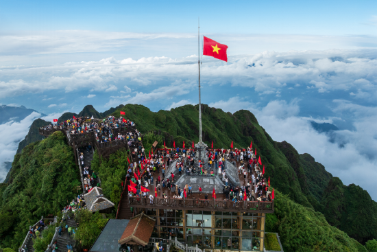 番西邦峰頂的絕美自然風光