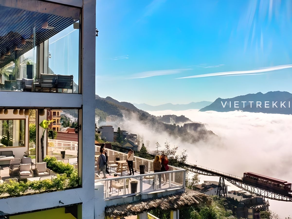 Viettrekking Coffee & Rooftop gần khu vực ga tàu leo núi. (Nguồn sưu tầm)
