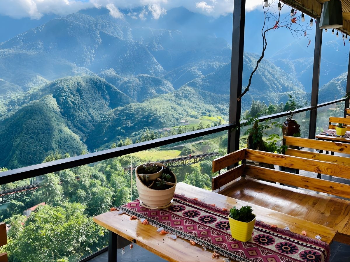Không gian Viet Emotion Cafe được thiết kế theo phong cách châu Âu cổ điển với tường đá. (Nguồn sưu tầm)