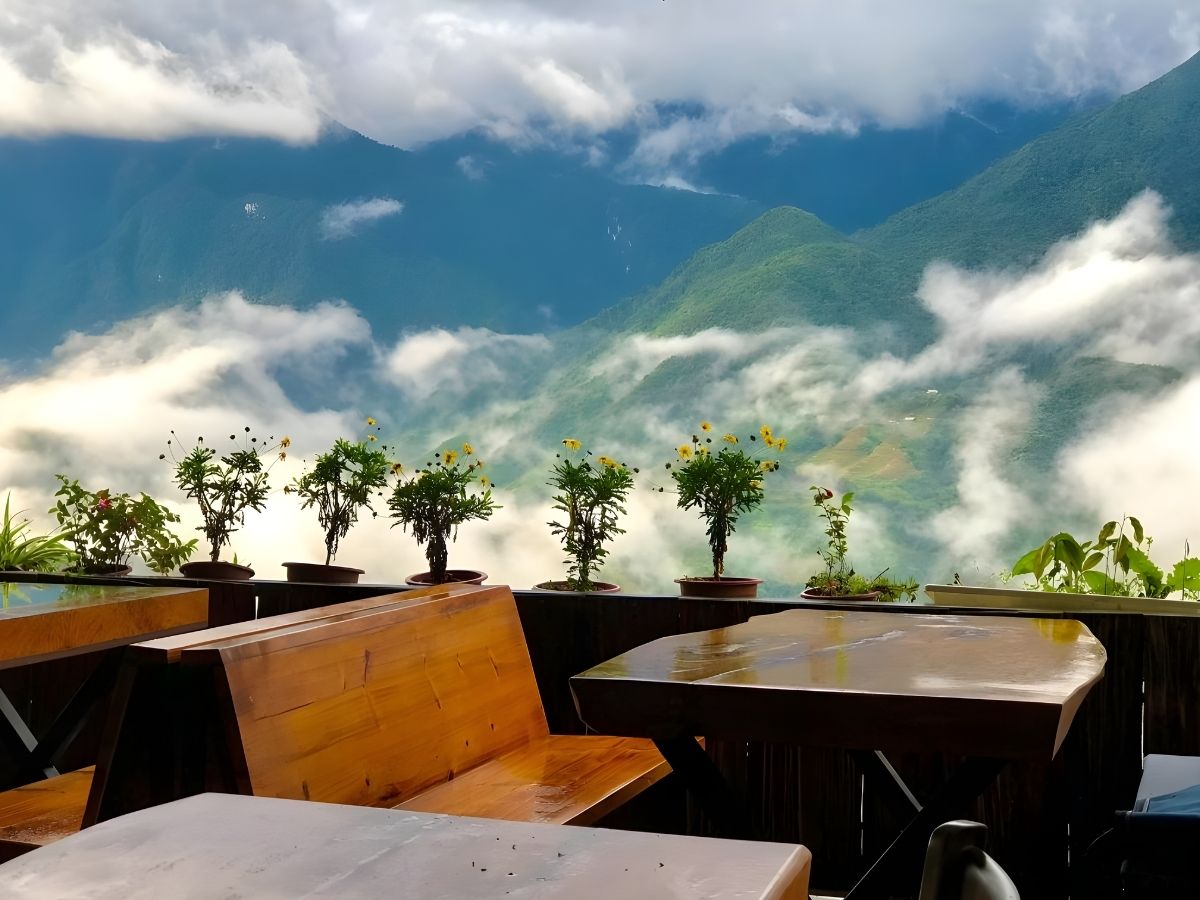 Du khách tìm quán cafe Sa Pa sáng sớm để ngắm cảnh núi rừng bình minh. (Nguồn sưu tầm)