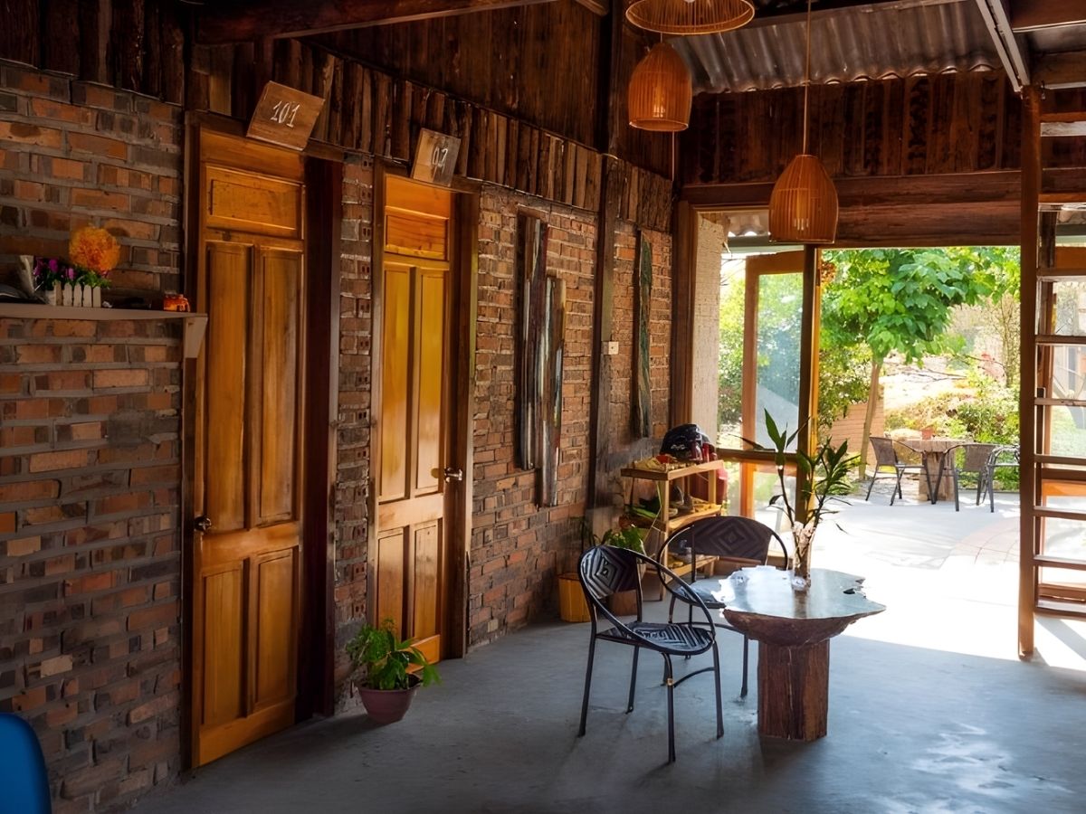 Khu sinh hoạt chung tại Cơmlam Eco House được bố trí trong nhà sàn hoặc khu sân vườn. (Nguồn sưu tầm)
