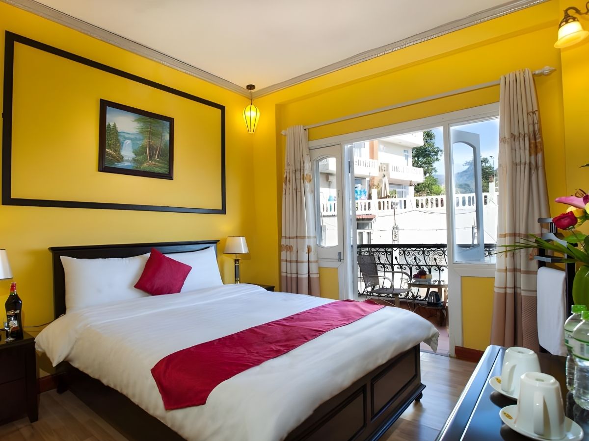 Nội thất phòng Sa Pa Sunmmit Hotel sử dụng tông màu ấm cùng các vật liệu như gỗ và vải dệt. (Nguồn sưu tầm)