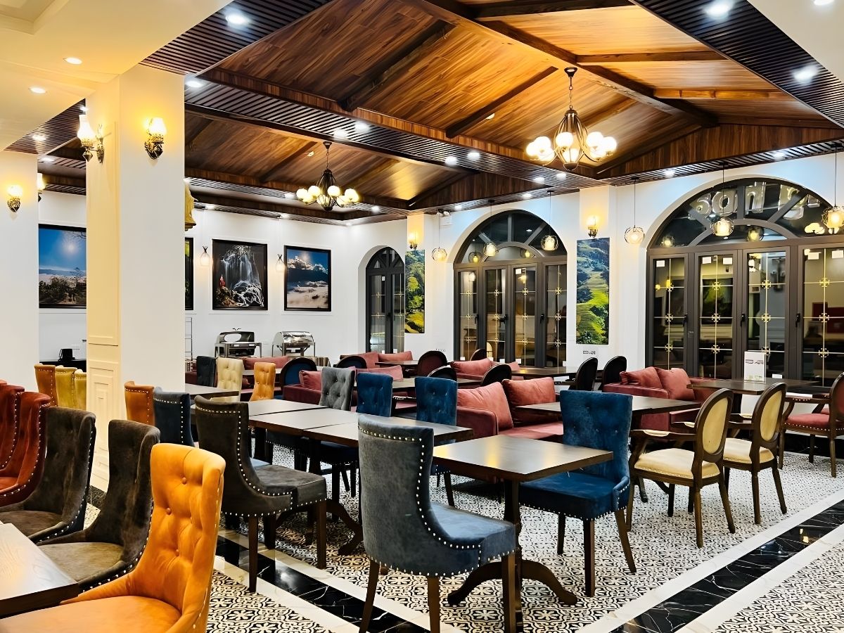 Nhà hàng trong Grand Hotel phục vụ buffet sáng và thực đơn món Việt hoặc món Á. (Nguồn sưu tầm)