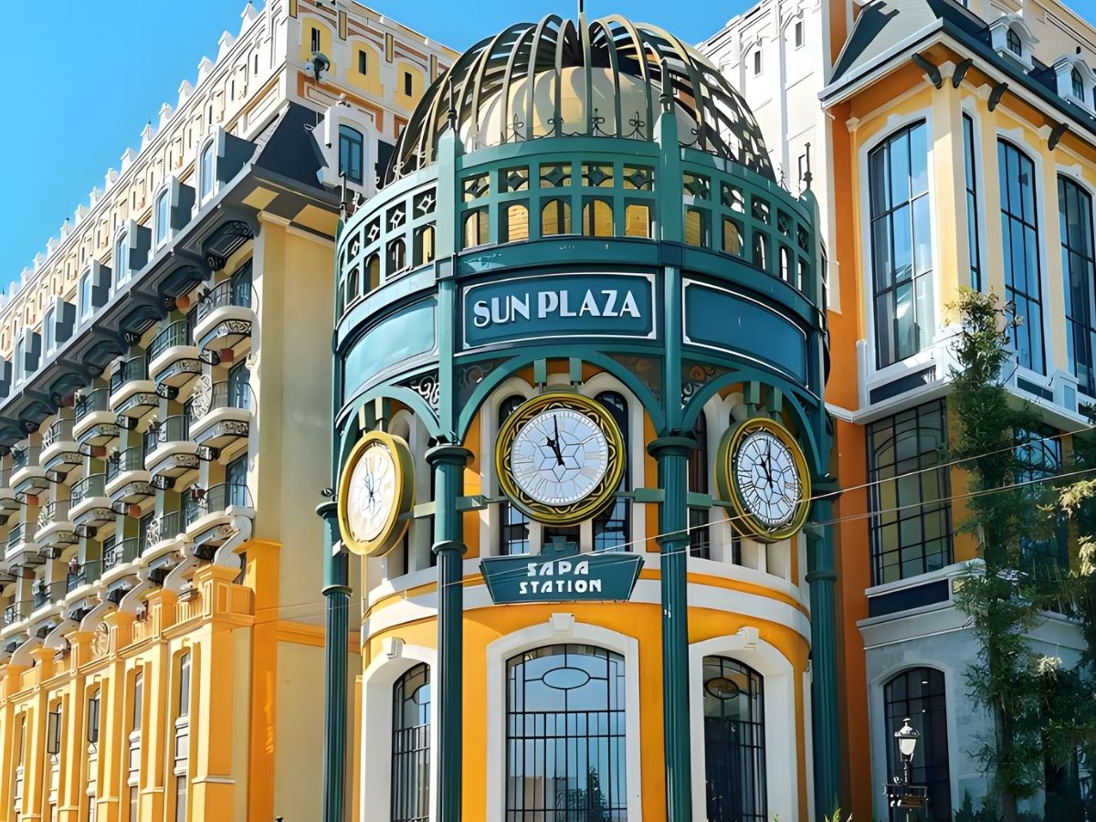 Tháp đồng hồ Sun Plaza lưu giữ những khung hình lãng mạn tại Sa Pa. (Nguồn sưu tầm)