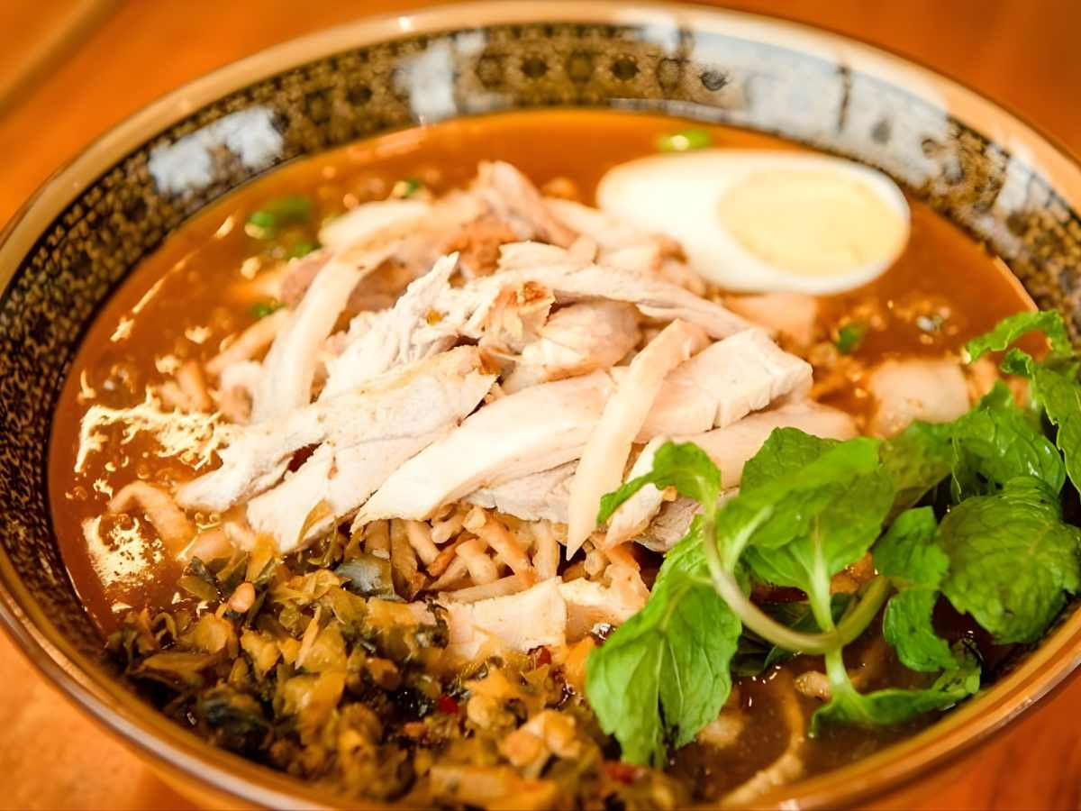 Sợi phở bản to dai mềm quyện cùng nước sốt đậm đà, thịt thơm và lạc rang tạo nên hương vị phở khô khó cưỡng. (Nguồn sưu tầm)