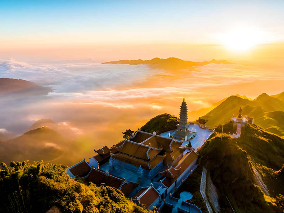 Chinh phục đỉnh Fansipan để ngắm nhìn trọn vẹn sự hùng vĩ của dãy Hoàng Liên Sơn. (Nguồn sưu tầm)