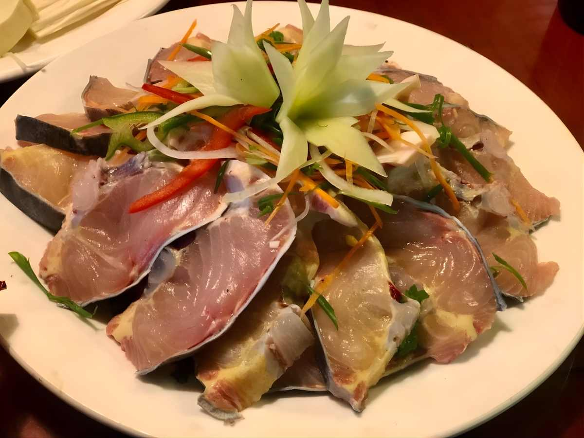 Cá tầm tươi từ vùng cao Sa Pa kết hợp cùng gia vị thảo mộc và rau rừng tạo nên nồi lẩu đậm đà. (Nguồn sưu tầm)