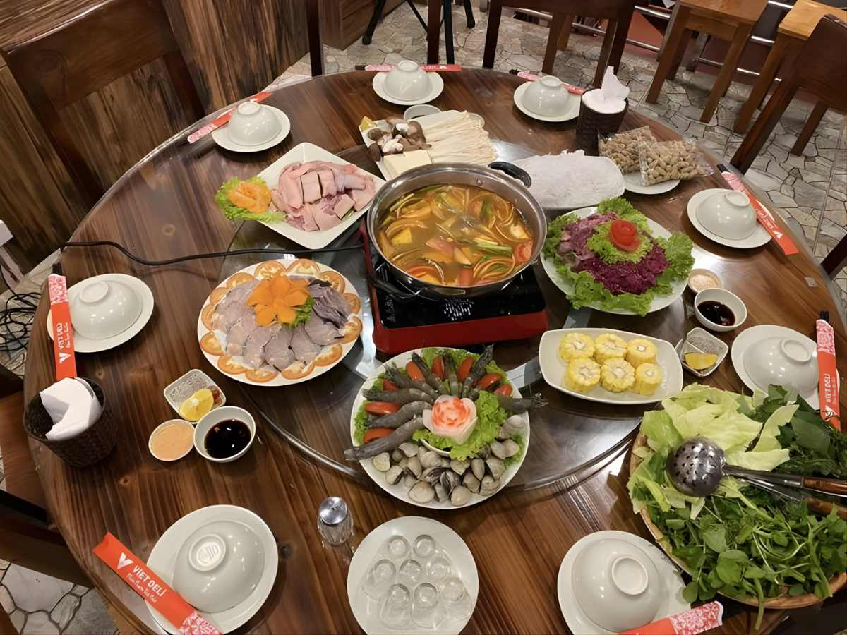 Nhà hàng phục vụ lẩu cá tầm với mức giá từ 400.000 đến 800.000 VNĐ. (Nguồn sưu tầm)