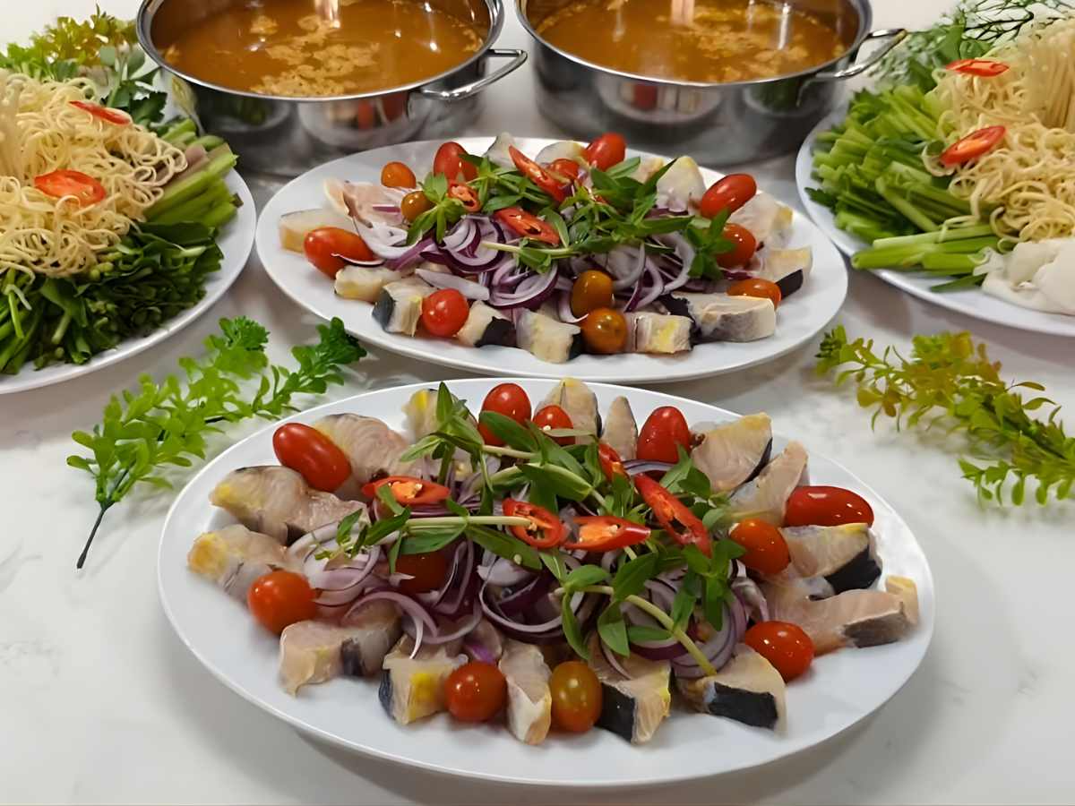 Lẩu cá tầm Lào Cai kết tinh từ nghề nuôi cá nước lạnh tại Sa Pa, mang hương vị chua cay đặc trưng. (Nguồn sưu tầm)