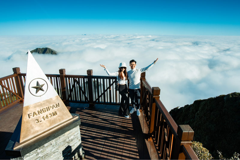 Du khách lưu lại bức ảnh ấn tượng với kem check-in ở Fansipan cùng khung cảnh hùng vĩ của dãy Hoàng Liên Sơn
