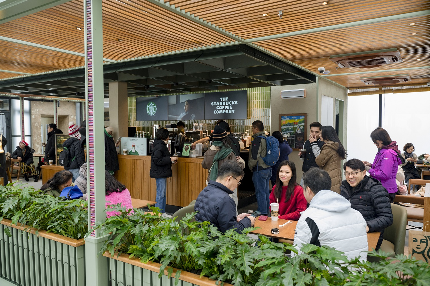Du khách trải nghiệm Starbucks Fansipan