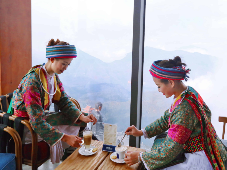 Ly cà phê nóng kết hợp khung cảnh biển mây tạo nên góc check-in ấn tượng trong hành trình chinh phục đỉnh Fansipan