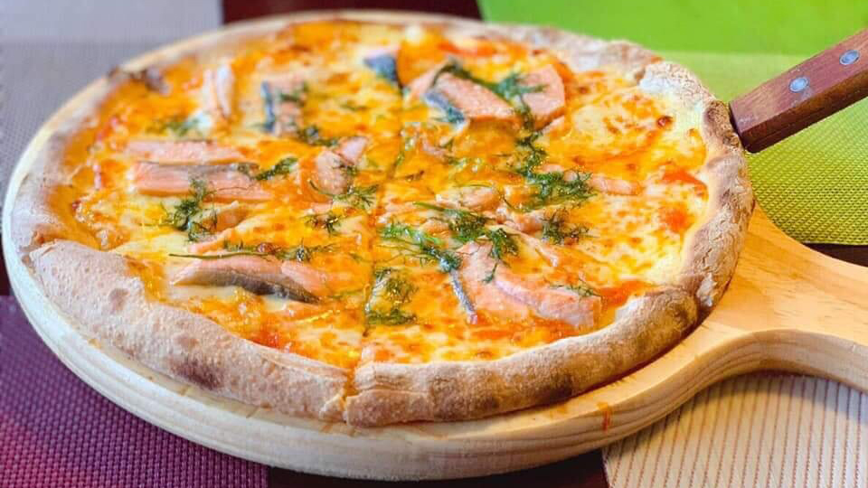 Pizza cá hồi là lựa chọn được nhiều du khách ưu ái khi ghé quán