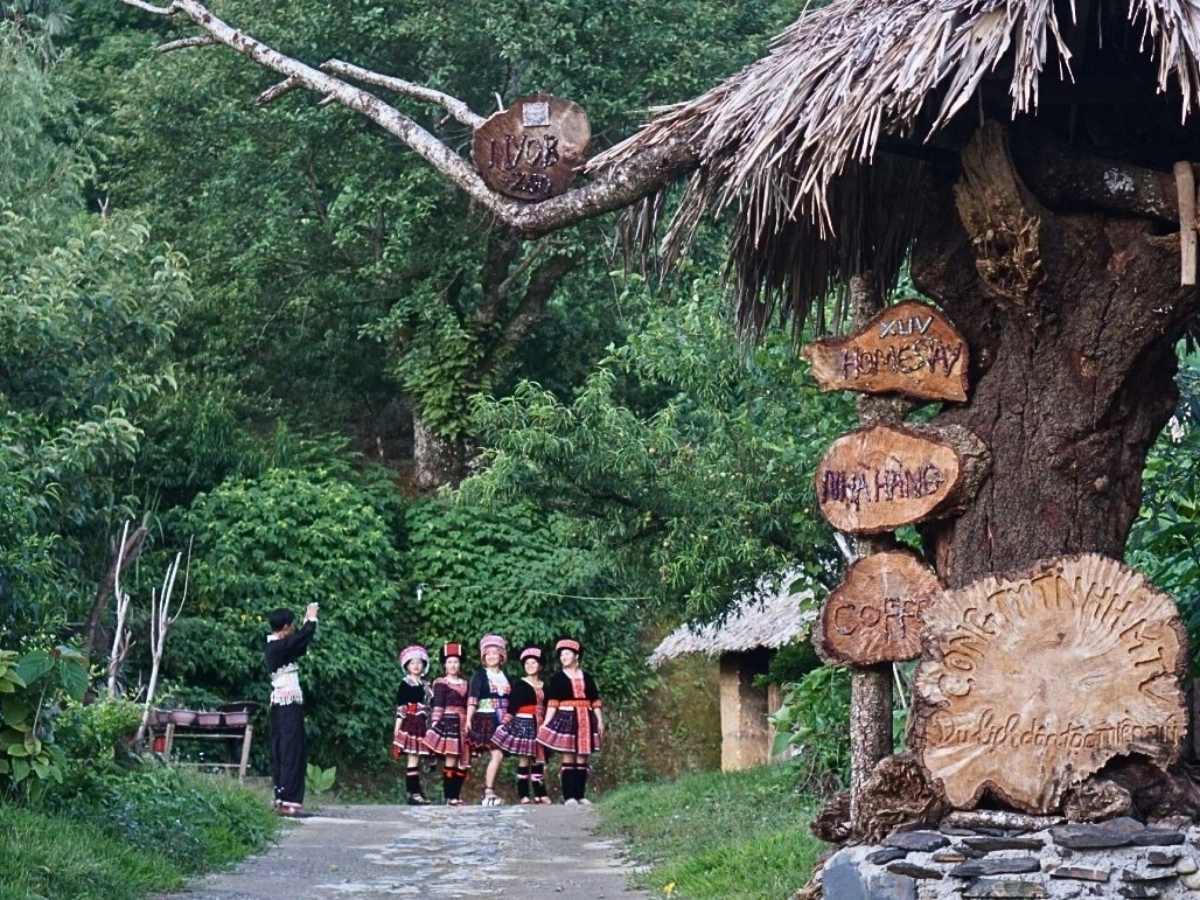 Không gian bản làng Sin Suối Hồ phản ánh rõ nét đời sống và sinh hoạt truyền thống người Mông. (Nguồn: Sưu tầm)