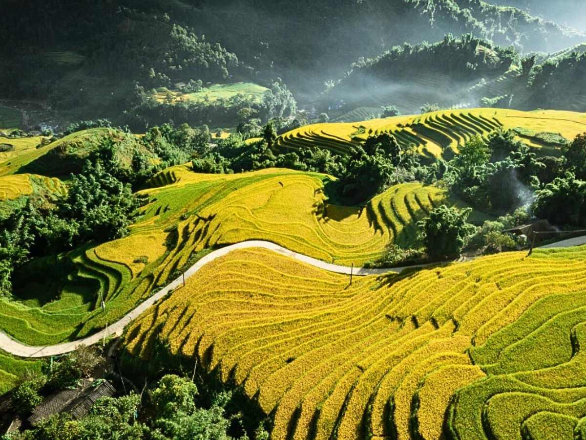 Phong Thổ nổi bật với thung lũng rộng và sườn núi cao thay đổi theo ánh sáng. (Nguồn: Sưu tầm)