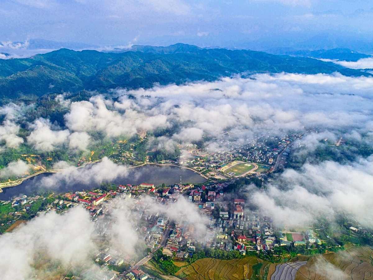 Hành trình di chuyển từ Than Uyên giúp du khách quan sát rõ địa hình thung lũng mây. (Nguồn: Sưu tầm)