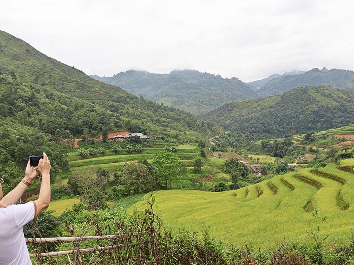 Hành trình từ Sa Pa đến Tủa Chùa mở ra cảnh quan núi cao, ruộng bậc thang liên tiếp. (Nguồn: Sưu tầm)
