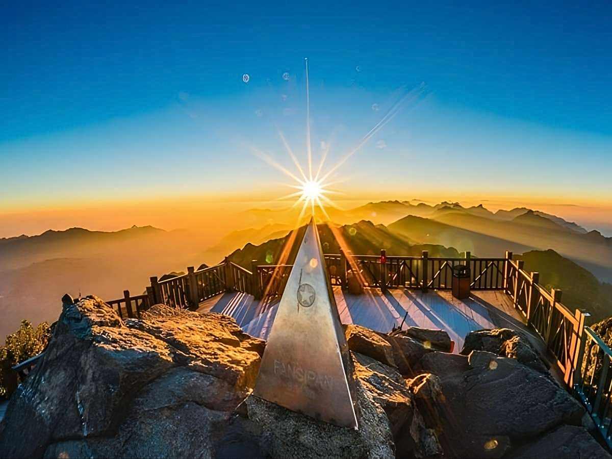 Chinh phục đỉnh núi Fansipan với độ cao 3.143m. (Nguồn: Sưu tầm)