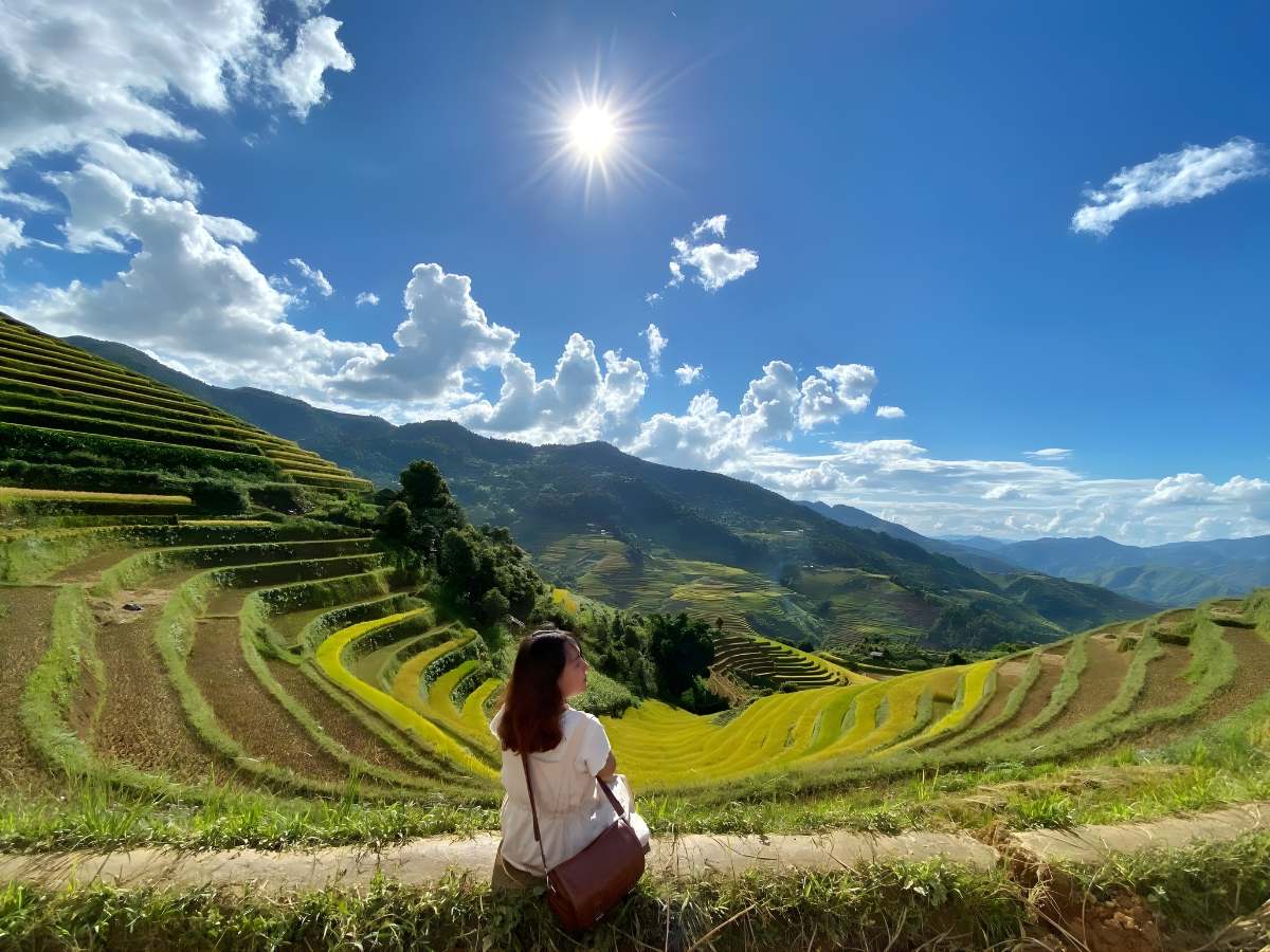 Đặc điểm cung đường Tây Bắc với thung lũng sâu và uốn lượn. (Nguồn: Sưu tầm)